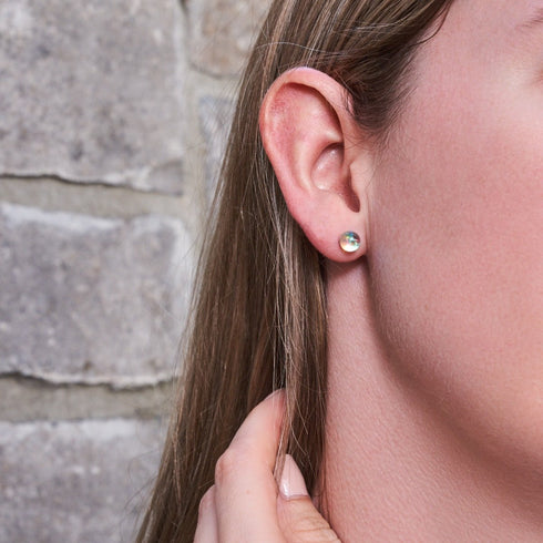 Regenbogen-Supernova | 925er Sterlingsilber | Mini-Ohrstecker aus Galaxieglas